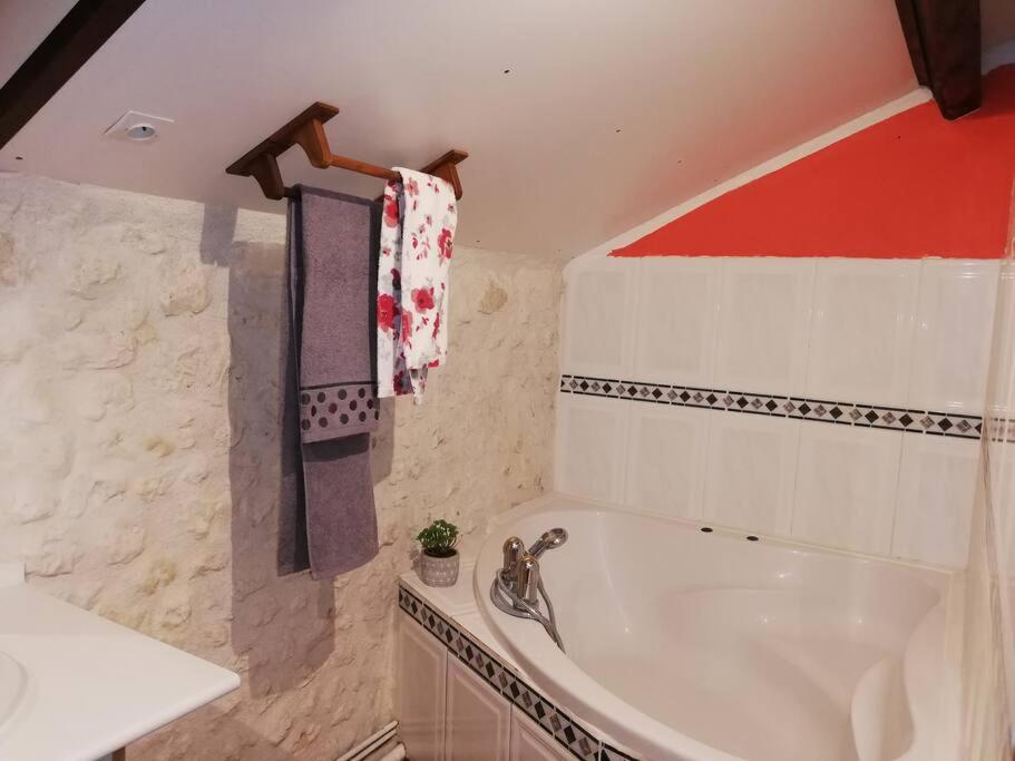 Maison Charentaise A La Campagne Becheresse 外观 照片